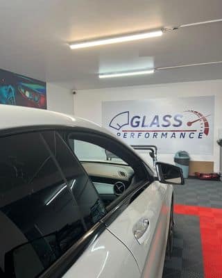 Voiture blanche dans le garage de Glass Performance
