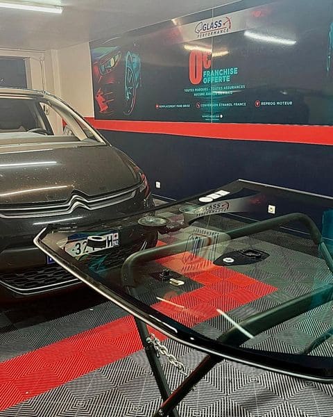 Remplacement de pare-brise pour une Citroën noire chez Glass Performance