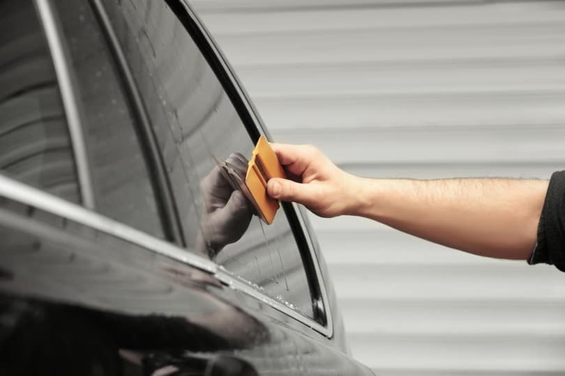Pose de film tinté sur une vitre de voiture par Glass Performance